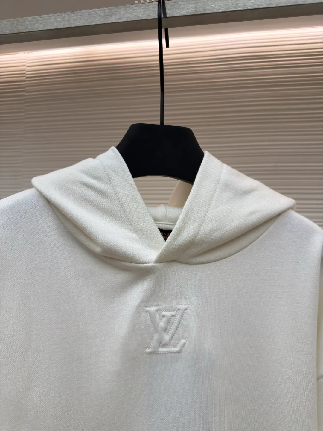 LOUIS VUITTON logo embossed hoodie ●Authentic product: 9300 purchase and development ●Item number: 1680242-A70 ●Fabric: pure cotton sweatshirt velvet fabric ●Technology: embossed production ●Version: fitted version ●Weight: about 780 grams ●Size: S-M-L-XL ●Description: Customized original white cloud-like skin-friendly pure cotton sweatshirt velvet, dressed in pure white, which is a symbol of purity and elegance The iconic LV logo is embossed at the bottom of the collar. The slightly raised texture is enough to highlight the noble status of the wearer. It is simple yet elegant and has a hidden luxury charm. It shines in the details. Enjoy the new luxury fashion. The infrared rays of imported special machines are used to locate the "LV Logo" to achieve a more accurate position and secure the stone. Stamping and filling technology is used to make a 1:1 size/pattern mold according to the original version, and then stamped at low temperature. After molding, it is filled with foam cotton with good cushioning performance and sealed using a hot melt glue gun. The texture is fine and the shape is full, which enhances the visual impact. The workmanship is complicated and cumbersome. Adopt imported machine embroidery technology, use advanced computer control systems and precision mechanical components to achieve LV logo outline embroidery operations with high precision. The lines are smooth and delicate, and the fabrics have been washed. It has a better hand feel and texture, is not easy to deform, is not easy to shrink, is not easy to fade, and maintains long-term beauty. The overall wiring is straight and delicate, the fabric is comfortable and soft, and the color is consistent without color difference. It can be matched with the same style to create a fashionable look and control various occasions. Customized accessories, complete with three standards, same style for men and women!